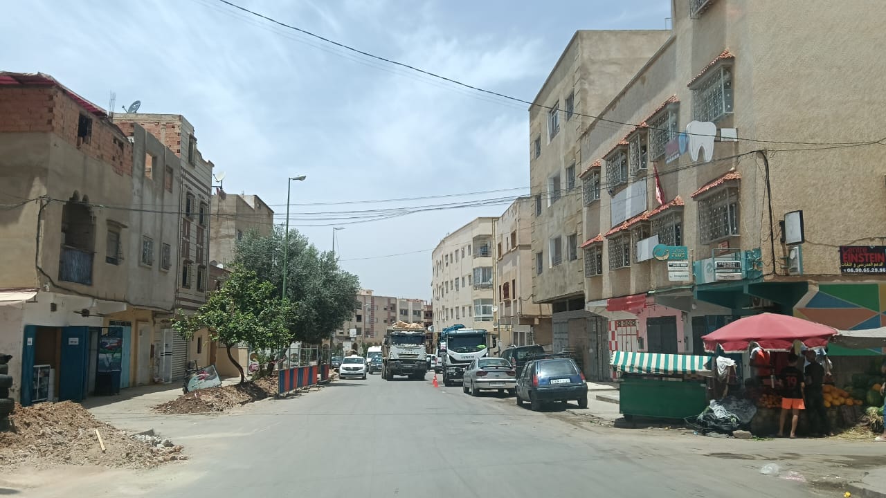 مقطع طرقي نحو عمارات الشرطة شاق ويعيش فتنة وفوضى احتلال الملك العام المشترك.