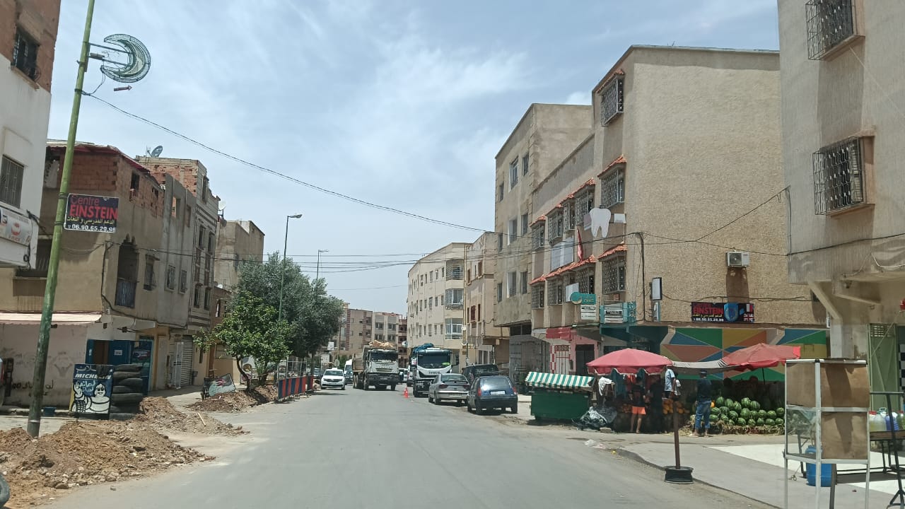 مقطع طرقي نحو عمارات الشرطة شاق ويعيش فتنة وفوضى احتلال الملك العام المشترك.