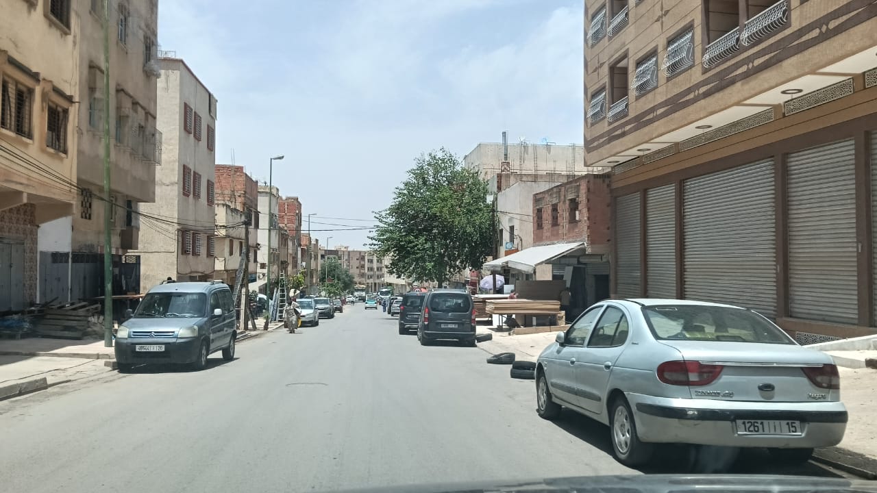 مقطع طرقي نحو عمارات الشرطة شاق ويعيش فتنة وفوضى احتلال الملك العام المشترك.