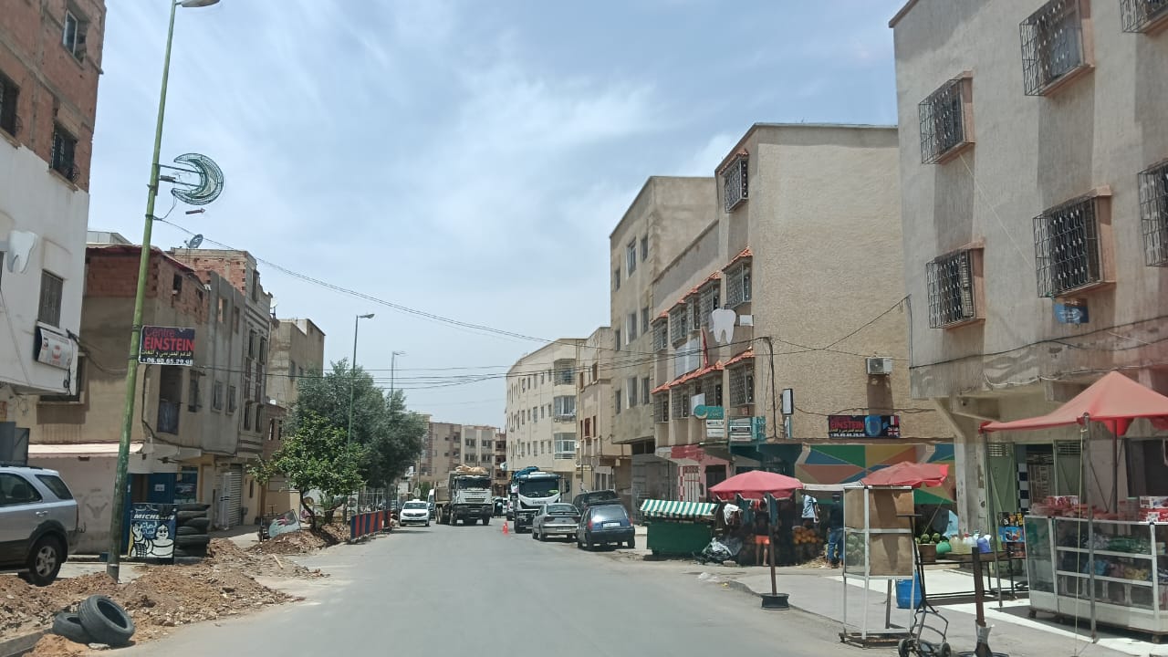 مقطع طرقي نحو عمارات الشرطة شاق ويعيش فتنة وفوضى احتلال الملك العام المشترك.