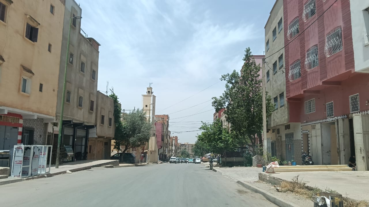 مقطع طرقي نحو عمارات الشرطة شاق ويعيش فتنة وفوضى احتلال الملك العام المشترك.