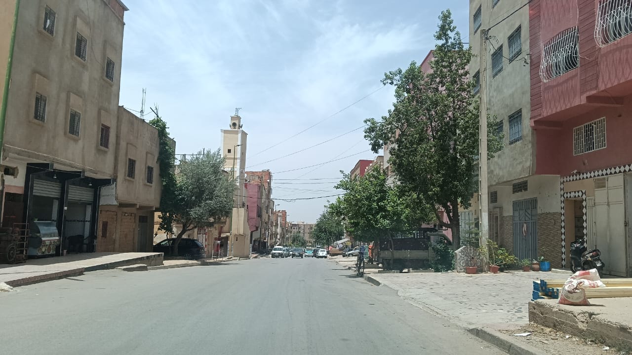 مقطع طرقي نحو عمارات الشرطة شاق ويعيش فتنة وفوضى احتلال الملك العام المشترك.