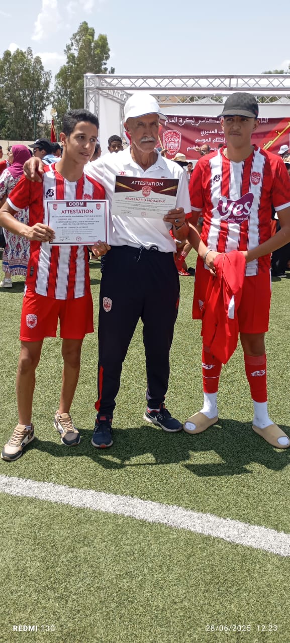 حفل ختامي لمدرسة النادي المكناسي لكرة القدم في أجواء حارة وظروف غير مواتية تثير الجدل حفل ختامي لمدرسة النادي المكناسي لكرة القدم في أجواء حارة وظروف غير مواتية تثير الجدل