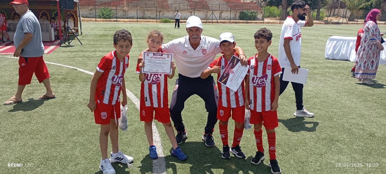 حفل ختامي لمدرسة النادي المكناسي لكرة القدم في أجواء حارة وظروف غير مواتية تثير الجدل حفل ختامي لمدرسة النادي المكناسي لكرة القدم في أجواء حارة وظروف غير مواتية تثير الجدل