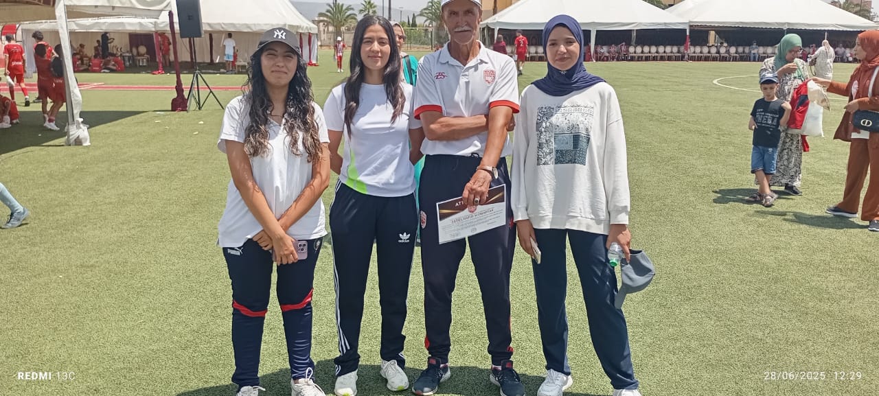 حفل ختامي لمدرسة النادي المكناسي لكرة القدم في أجواء حارة وظروف غير مواتية تثير الجدل حفل ختامي لمدرسة النادي المكناسي لكرة القدم في أجواء حارة وظروف غير مواتية تثير الجدل