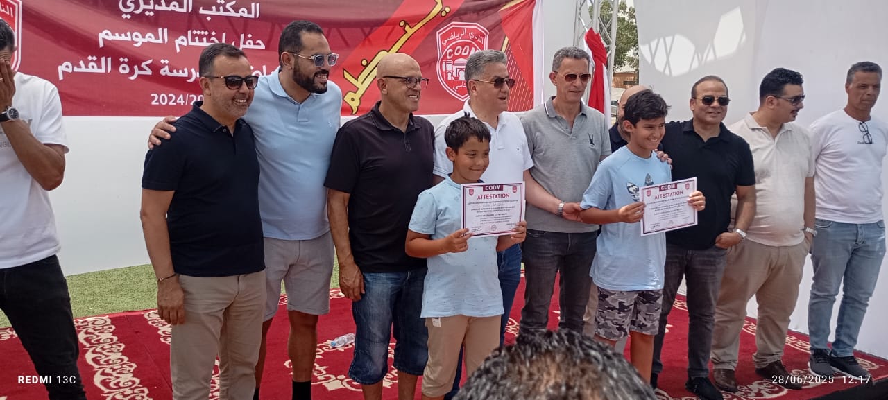 حفل ختامي لمدرسة النادي المكناسي لكرة القدم في أجواء حارة وظروف غير مواتية تثير الجدل حفل ختامي لمدرسة النادي المكناسي لكرة القدم في أجواء حارة وظروف غير مواتية تثير الجدل