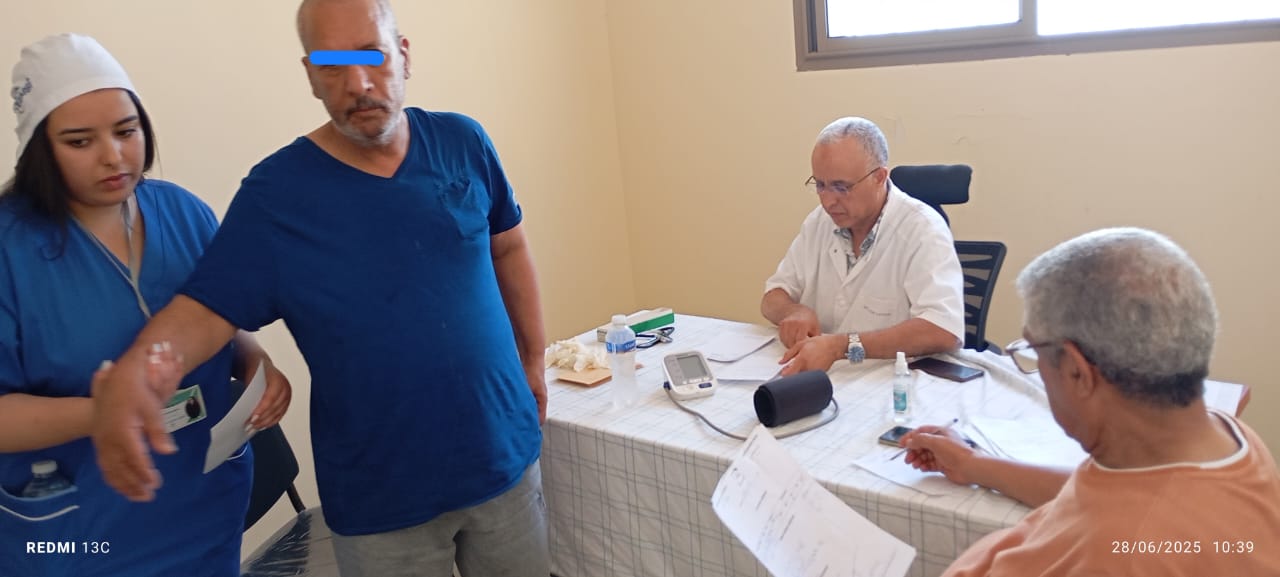 متقاعدو الصحة بمكناس يفحصون 150 نزيلاً ويُدخلون الفرحة إلى قلوب المسنين