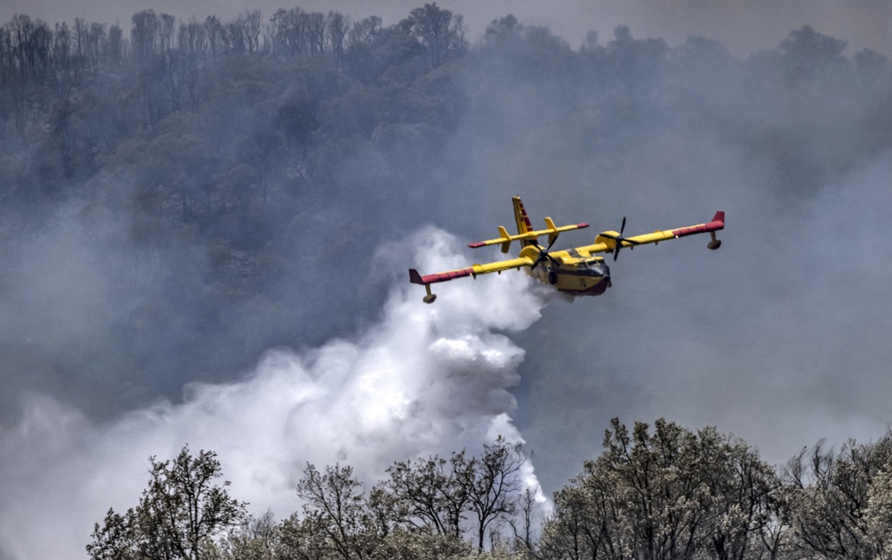 إقليم أزيلال .. السيطرة على حريق غابة آيت إصحى بعد تدخل طائرتي “كنادير”