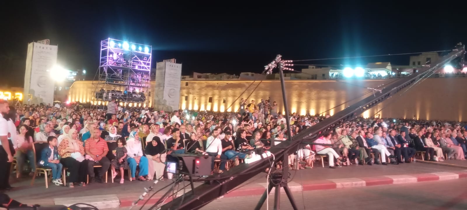 باب منصور يوحد الطوائف العيساوية بمكناس في ليلة ربانية بساحة الهديم. باب منصور يوحد الطوائف العيساوية بمكناس في ليلة ربانية بساحة الهديم.