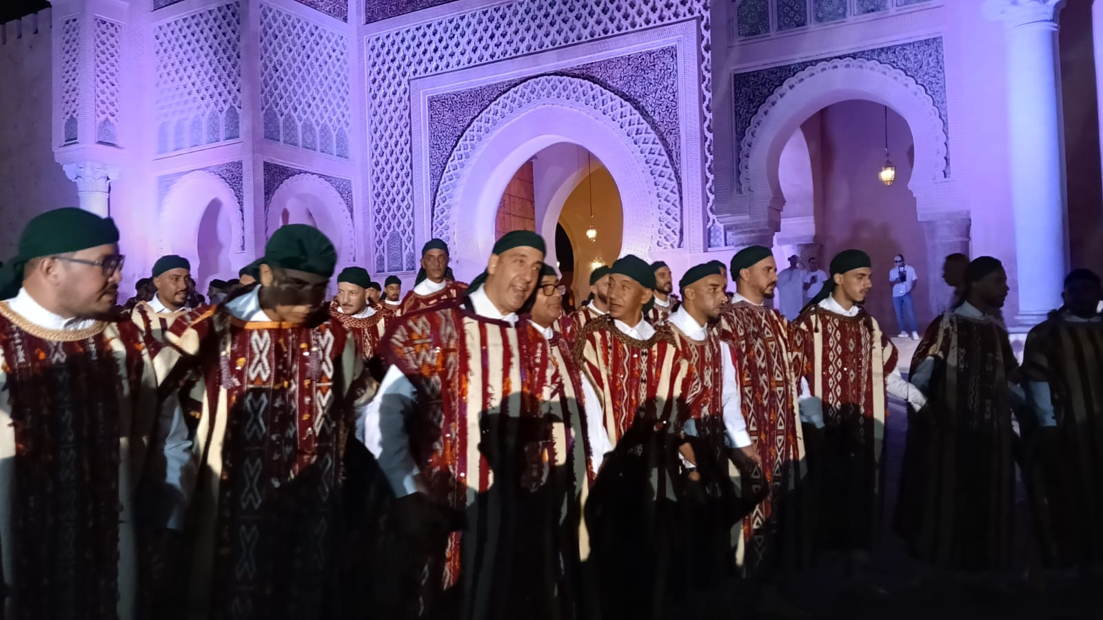 باب منصور يوحد الطوائف العيساوية بمكناس في ليلة ربانية بساحة الهديم. باب منصور يوحد الطوائف العيساوية بمكناس في ليلة ربانية بساحة الهديم.