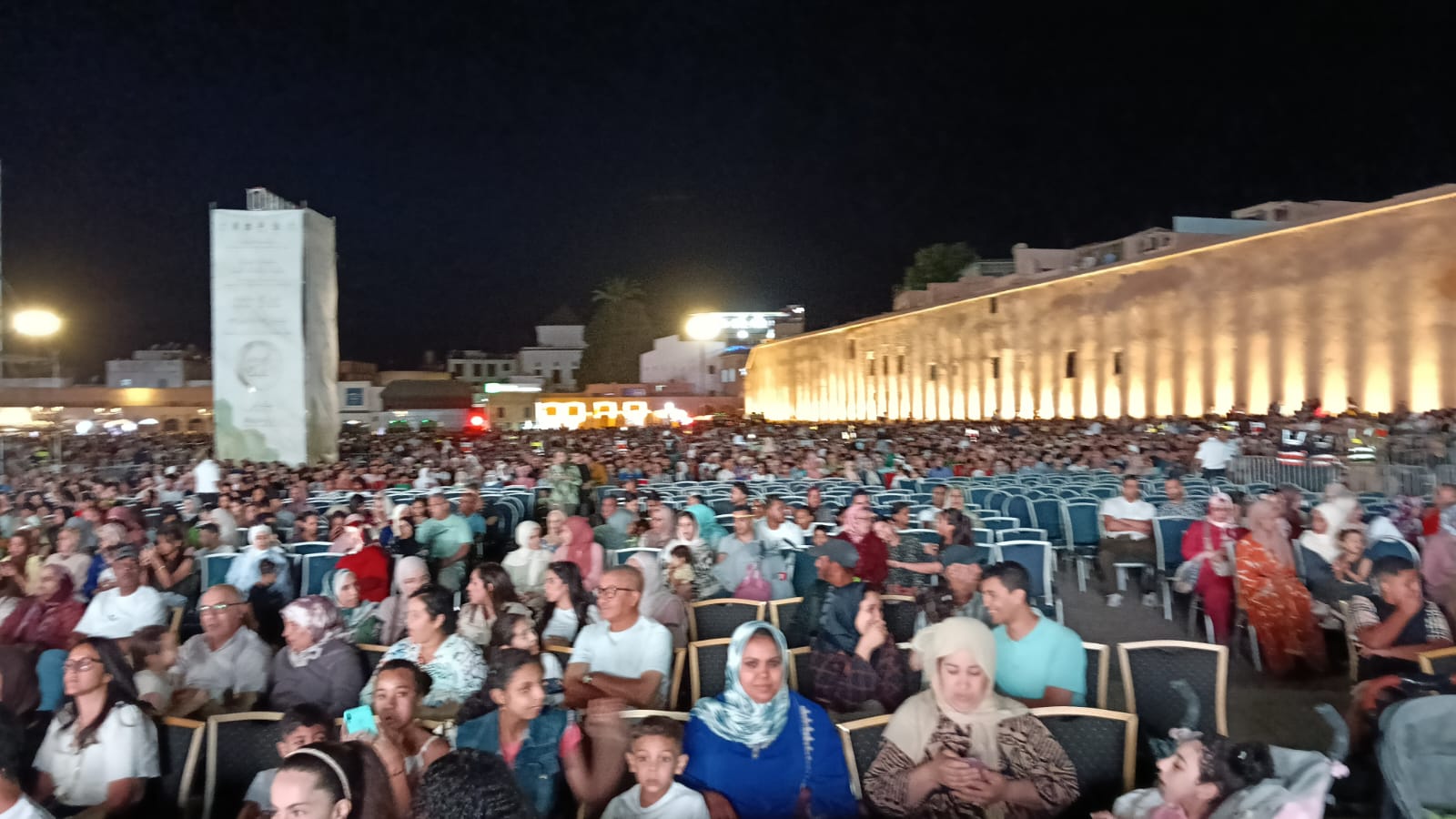 باب منصور يوحد الطوائف العيساوية بمكناس في ليلة ربانية بساحة الهديم. باب منصور يوحد الطوائف العيساوية بمكناس في ليلة ربانية بساحة الهديم.