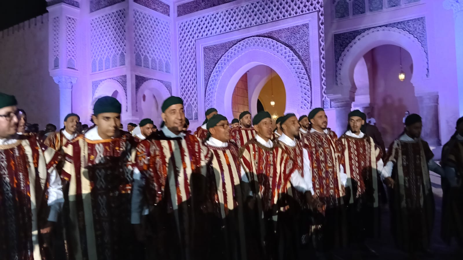 باب منصور يوحد الطوائف العيساوية بمكناس في ليلة ربانية بساحة الهديم. باب منصور يوحد الطوائف العيساوية بمكناس في ليلة ربانية بساحة الهديم.