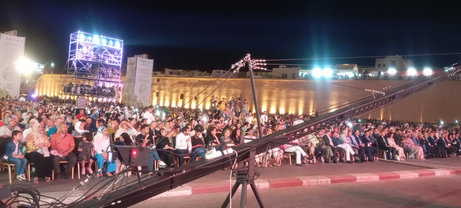 باب منصور يوحد الطوائف العيساوية بمكناس في ليلة ربانية بساحة الهديم. باب منصور يوحد الطوائف العيساوية بمكناس في ليلة ربانية بساحة الهديم.