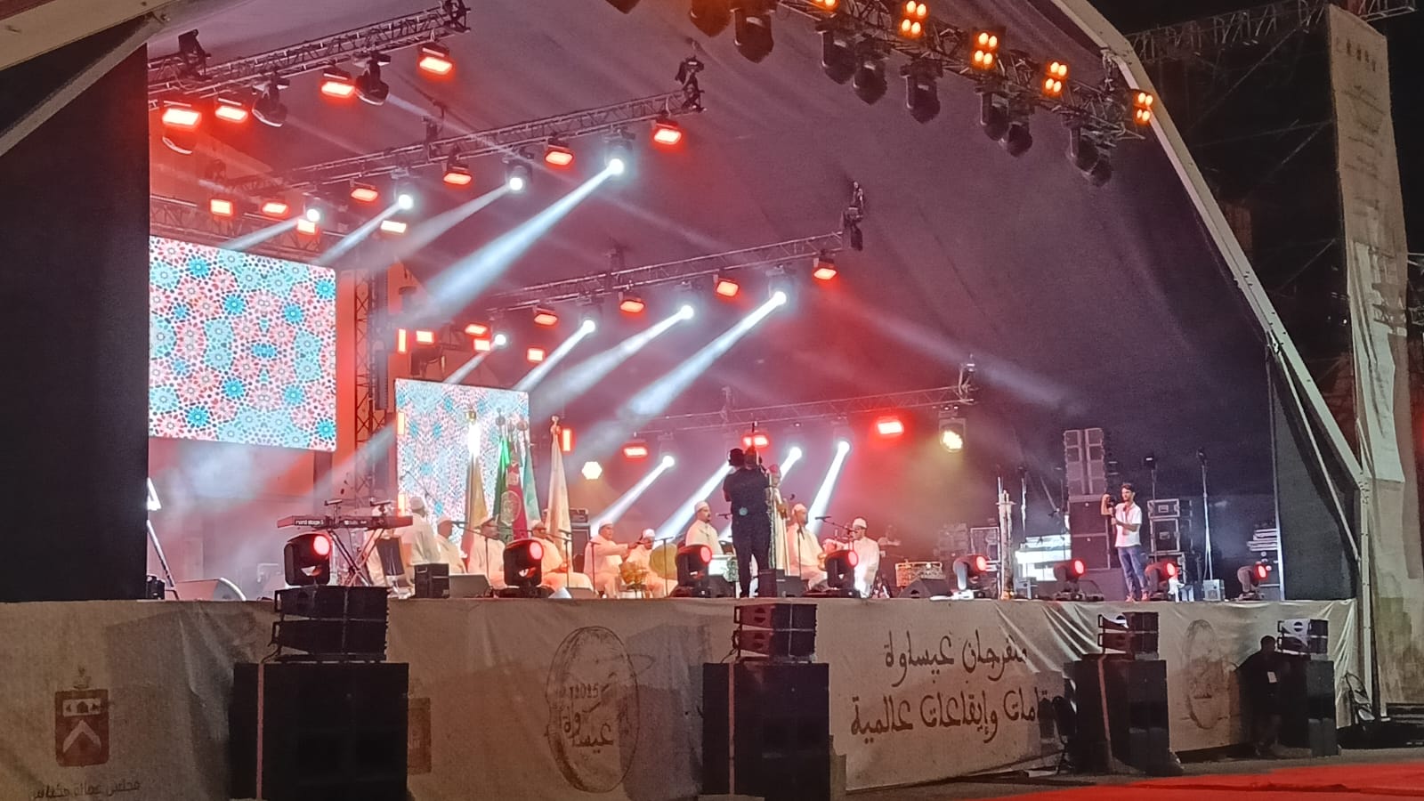 الفنان أمير علي يشعل المنصة الدولية بساحة الهديم التاريخية. الفنان أمير علي يشعل المنصة الدولية بساحة الهديم التاريخية.