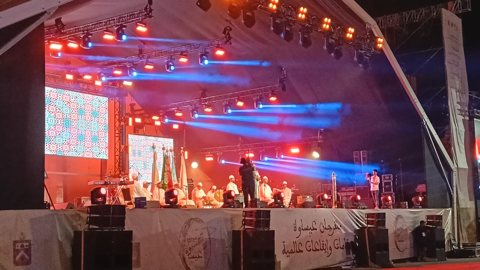 الفنان أمير علي يشعل المنصة الدولية بساحة الهديم التاريخية. الفنان أمير علي يشعل المنصة الدولية بساحة الهديم التاريخية.