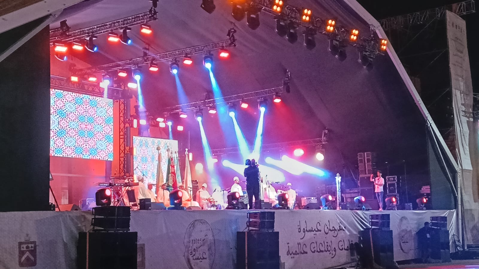 الفنان أمير علي يشعل المنصة الدولية بساحة الهديم التاريخية. الفنان أمير علي يشعل المنصة الدولية بساحة الهديم التاريخية.