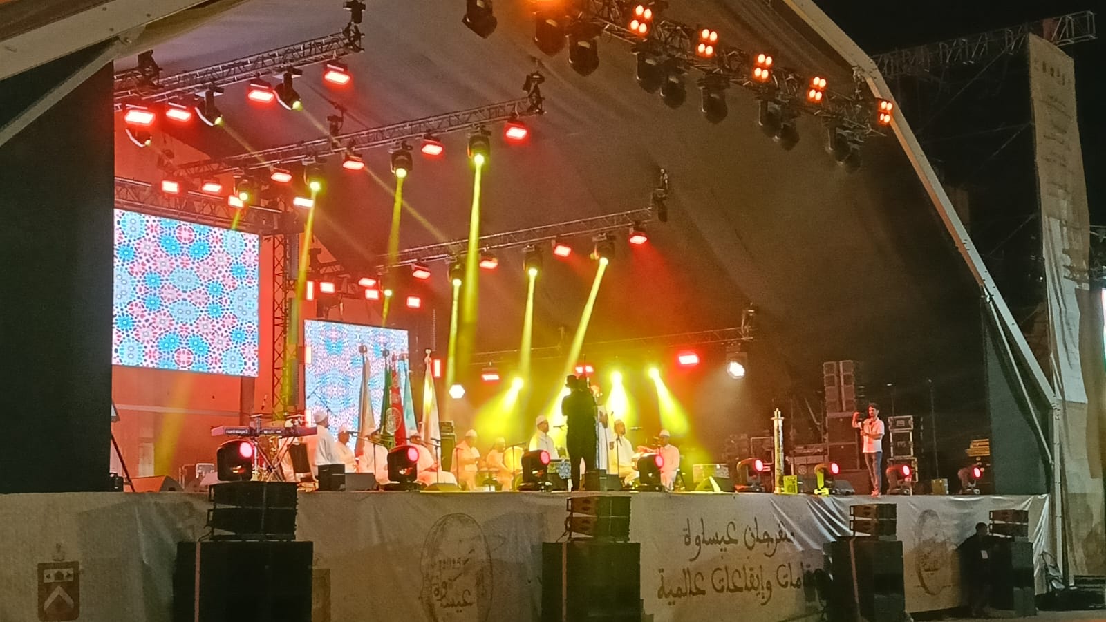 الفنان أمير علي يشعل المنصة الدولية بساحة الهديم التاريخية. الفنان أمير علي يشعل المنصة الدولية بساحة الهديم التاريخية.