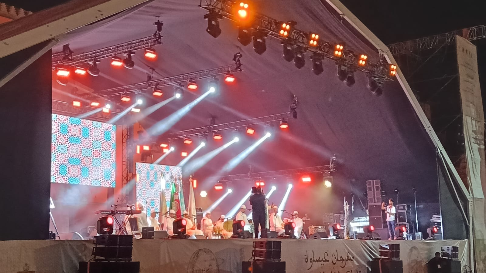 الفنان أمير علي يشعل المنصة الدولية بساحة الهديم التاريخية. الفنان أمير علي يشعل المنصة الدولية بساحة الهديم التاريخية.