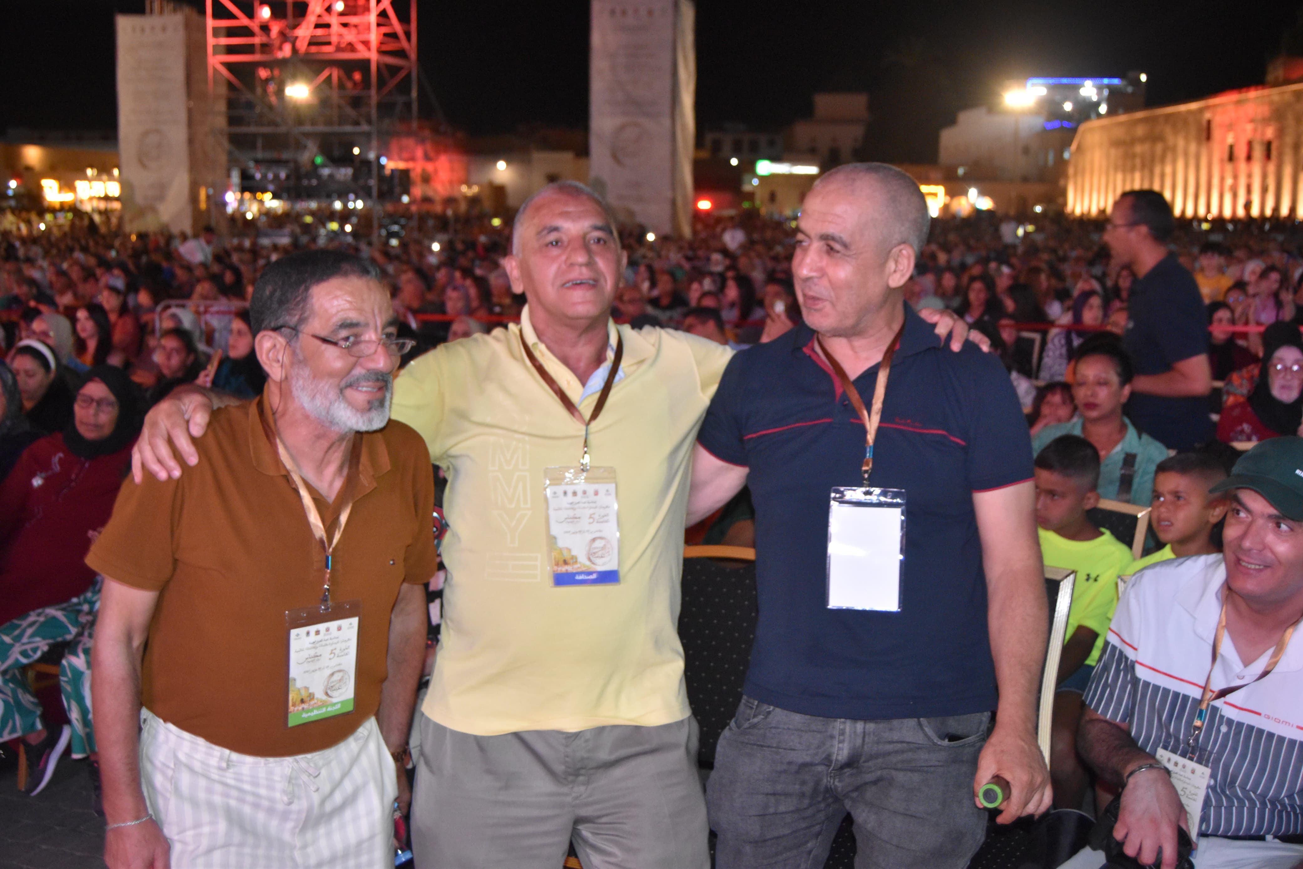 الفنان أمير علي يشعل المنصة الدولية بساحة الهديم التاريخية. الفنان أمير علي يشعل المنصة الدولية بساحة الهديم التاريخية.