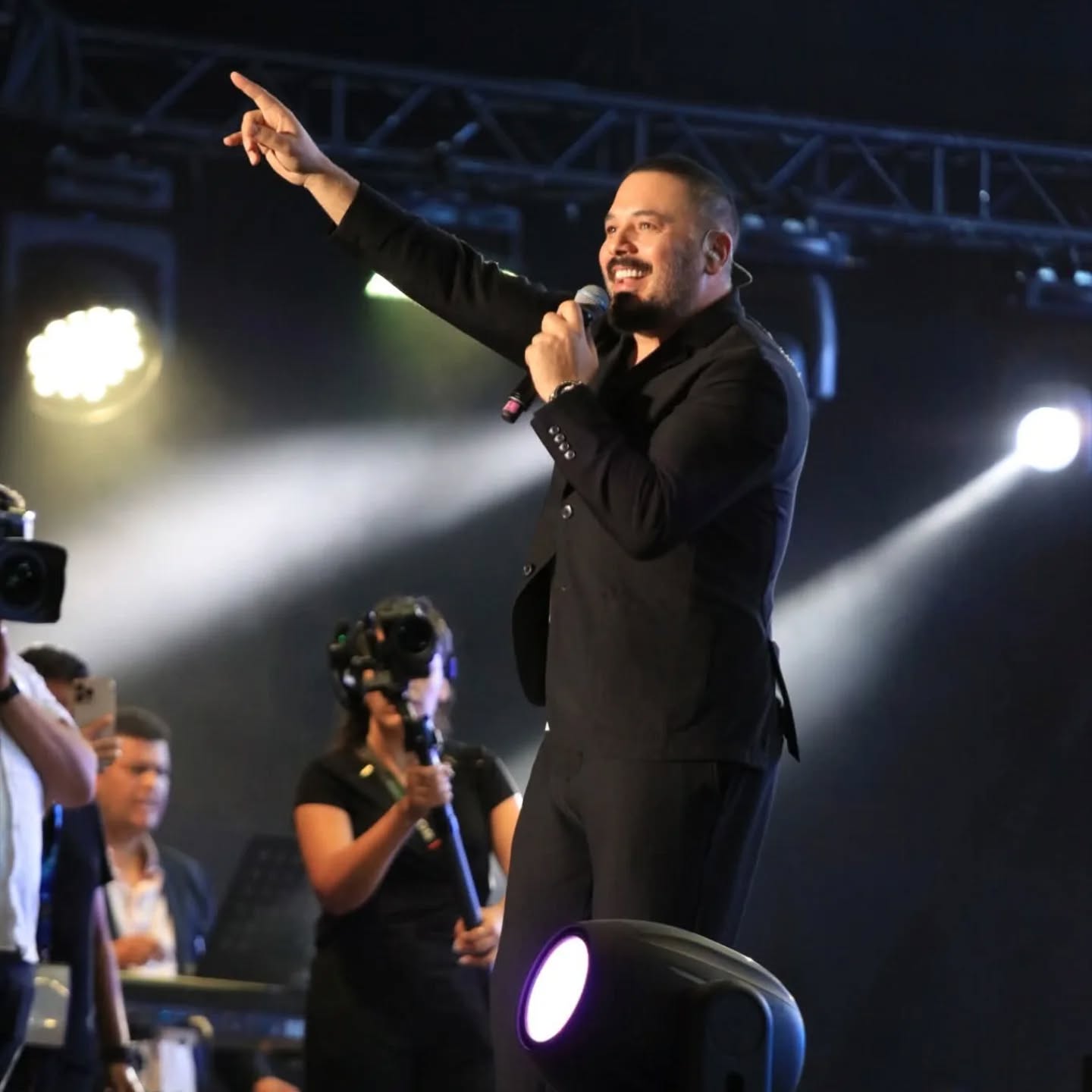 الفنان رامي عياش يشعل منصة ساحة الهديم الفنان رامي عياش يشعل منصة ساحة الهديم