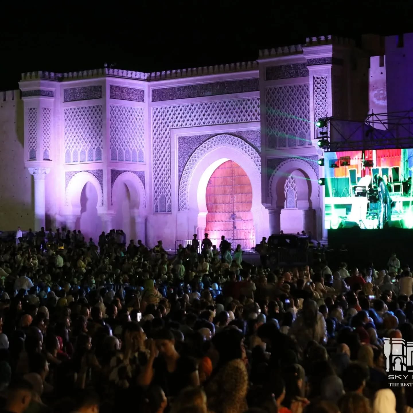 الفنان رامي عياش يشعل منصة ساحة الهديم الفنان رامي عياش يشعل منصة ساحة الهديم