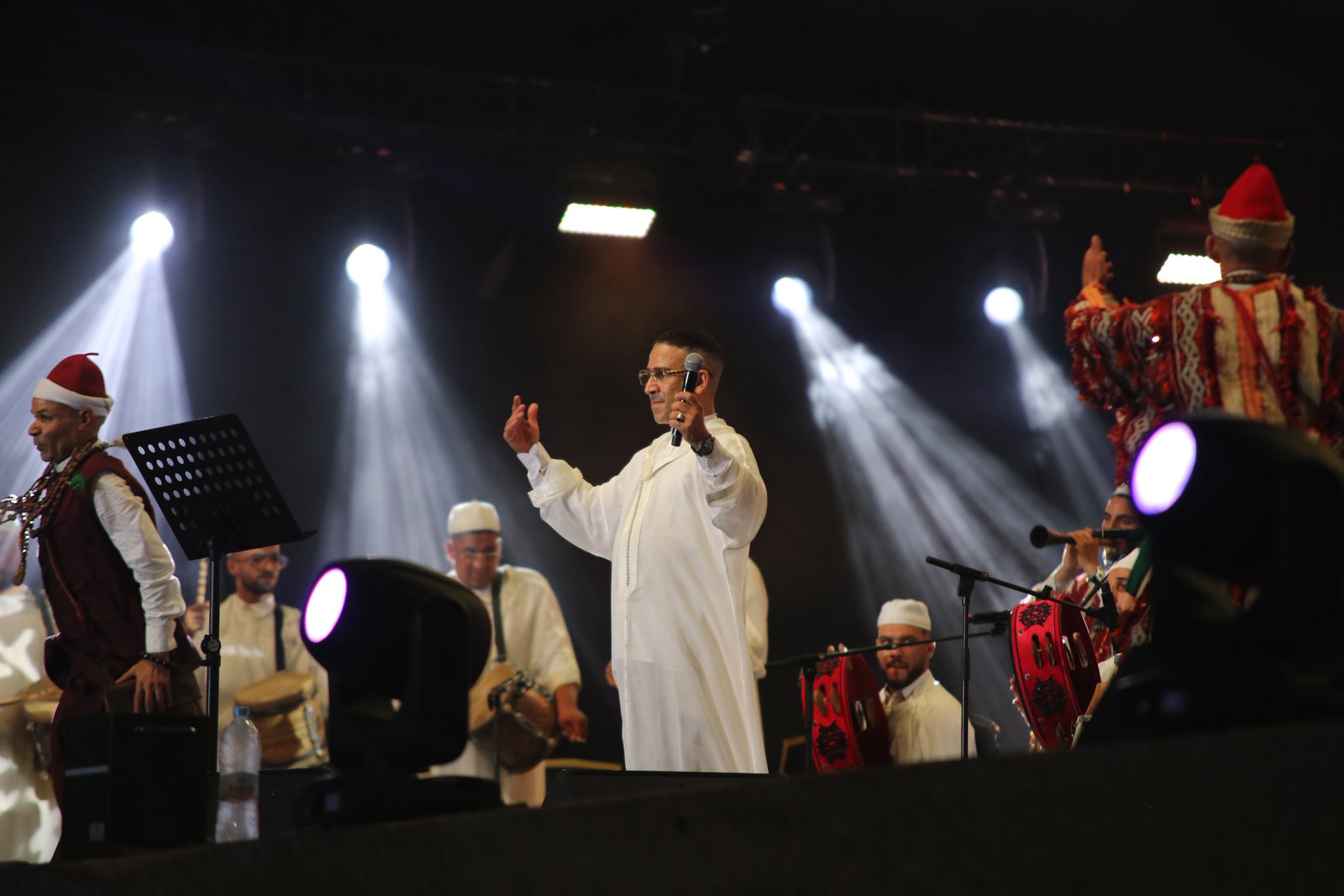 حضور شبابي بالمنصة الدولية باب منصور التاريخية رغبة في أغاني الفنان رامي عياش. حضور شبابي بالمنصة الدولية باب منصور التاريخية رغبة في أغاني الفنان رامي عياش.