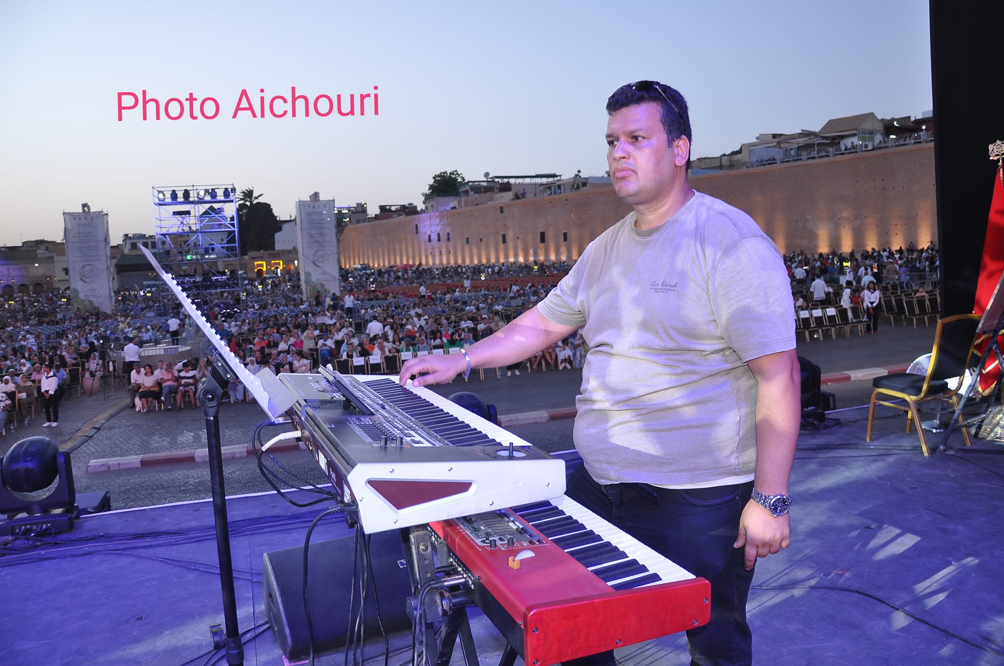 حضور شبابي بالمنصة الدولية باب منصور التاريخية رغبة في أغاني الفنان رامي عياش. حضور شبابي بالمنصة الدولية باب منصور التاريخية رغبة في أغاني الفنان رامي عياش.