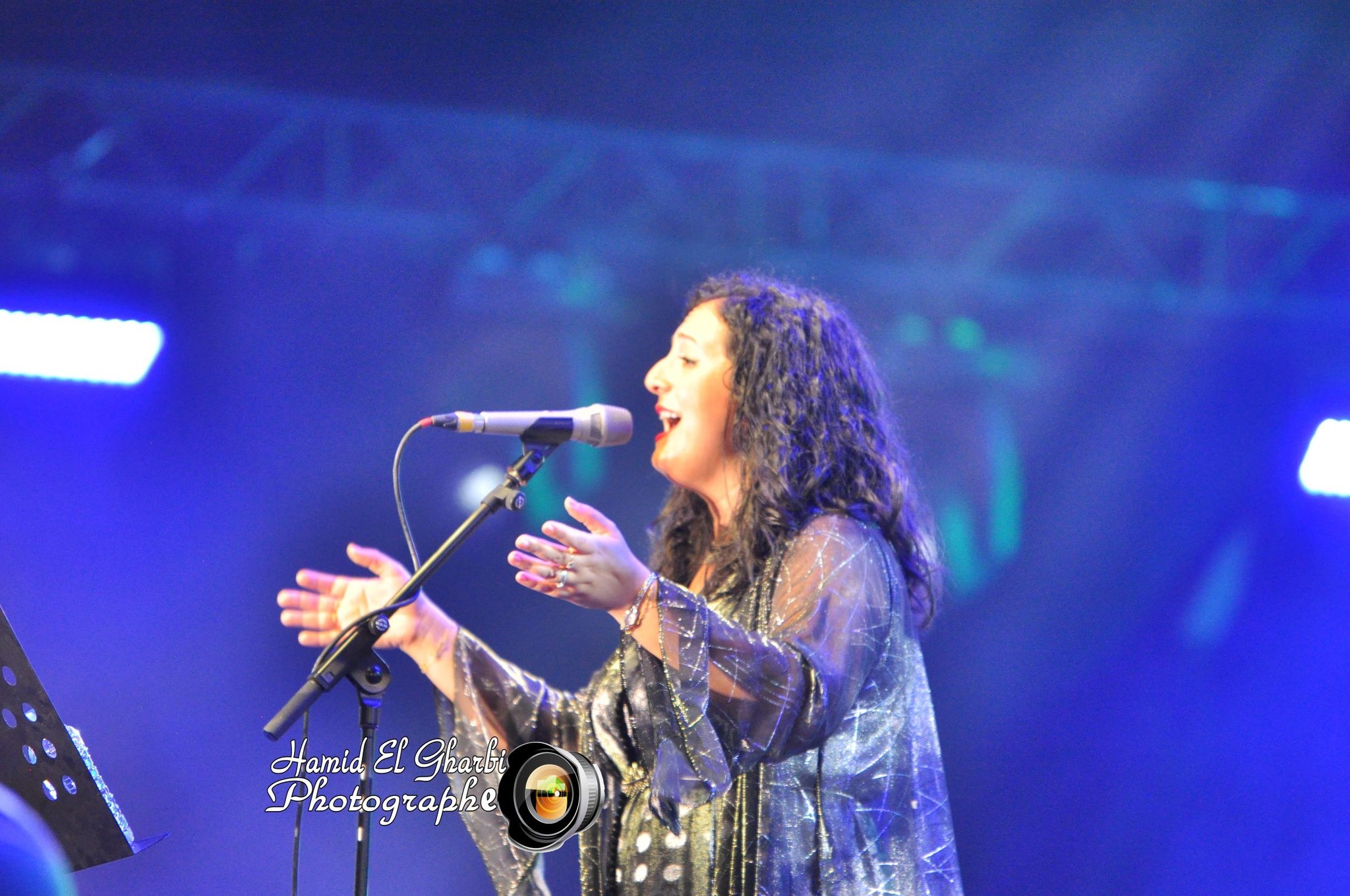 حضور شبابي بالمنصة الدولية باب منصور التاريخية رغبة في أغاني الفنان رامي عياش. حضور شبابي بالمنصة الدولية باب منصور التاريخية رغبة في أغاني الفنان رامي عياش.