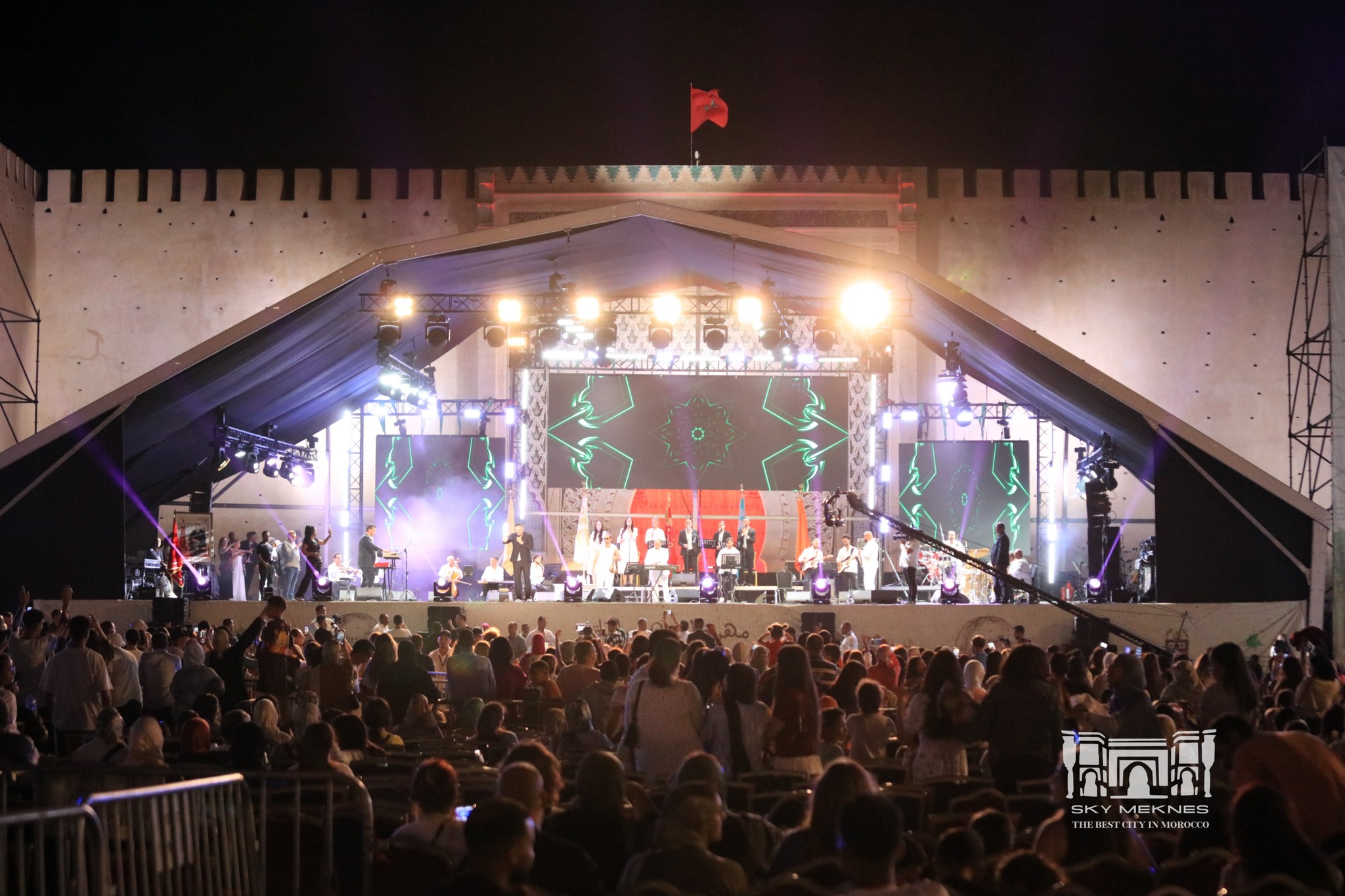 حضور شبابي بالمنصة الدولية باب منصور التاريخية رغبة في أغاني الفنان رامي عياش. حضور شبابي بالمنصة الدولية باب منصور التاريخية رغبة في أغاني الفنان رامي عياش.