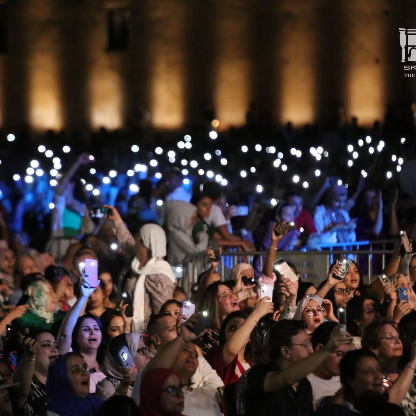 حضور شبابي بالمنصة الدولية باب منصور التاريخية رغبة في أغاني الفنان رامي عياش. حضور شبابي بالمنصة الدولية باب منصور التاريخية رغبة في أغاني الفنان رامي عياش.