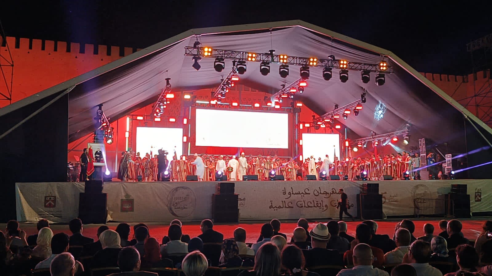 أزيد من 300 ألف شخص تتبعوا فقراته مهرجان عيساوة بمكناس يؤكد مكانته ضمن أبرز المواعيد الثقافية بالمغرب أزيد من 300 ألف شخص تتبعوا فقراته مهرجان عيساوة بمكناس يؤكد مكانته ضمن أبرز المواعيد الثقافية بالمغرب