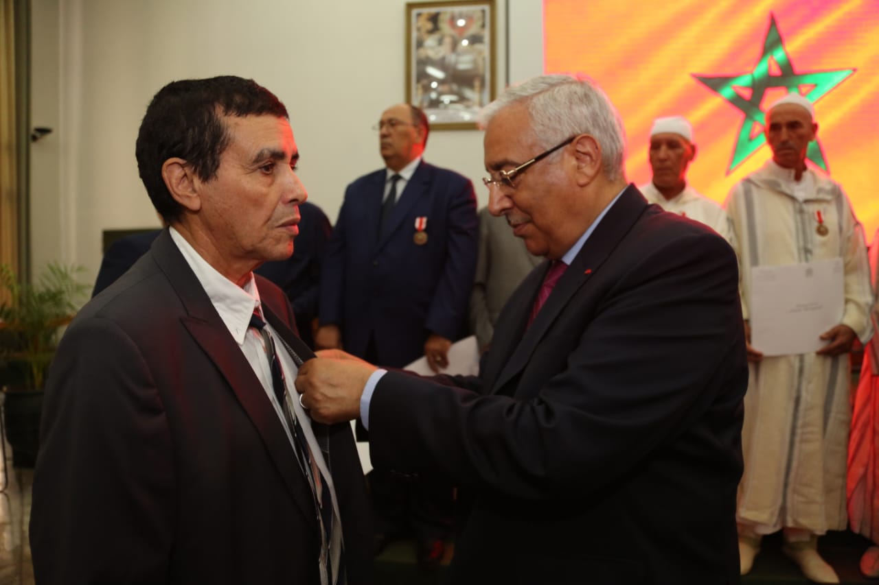 عامــل عمالة مكناس يوشـح صـدور المنعـم عليهـم بأوسمـة ملكيـة بمناسبـة عيـد العرش المجيـد