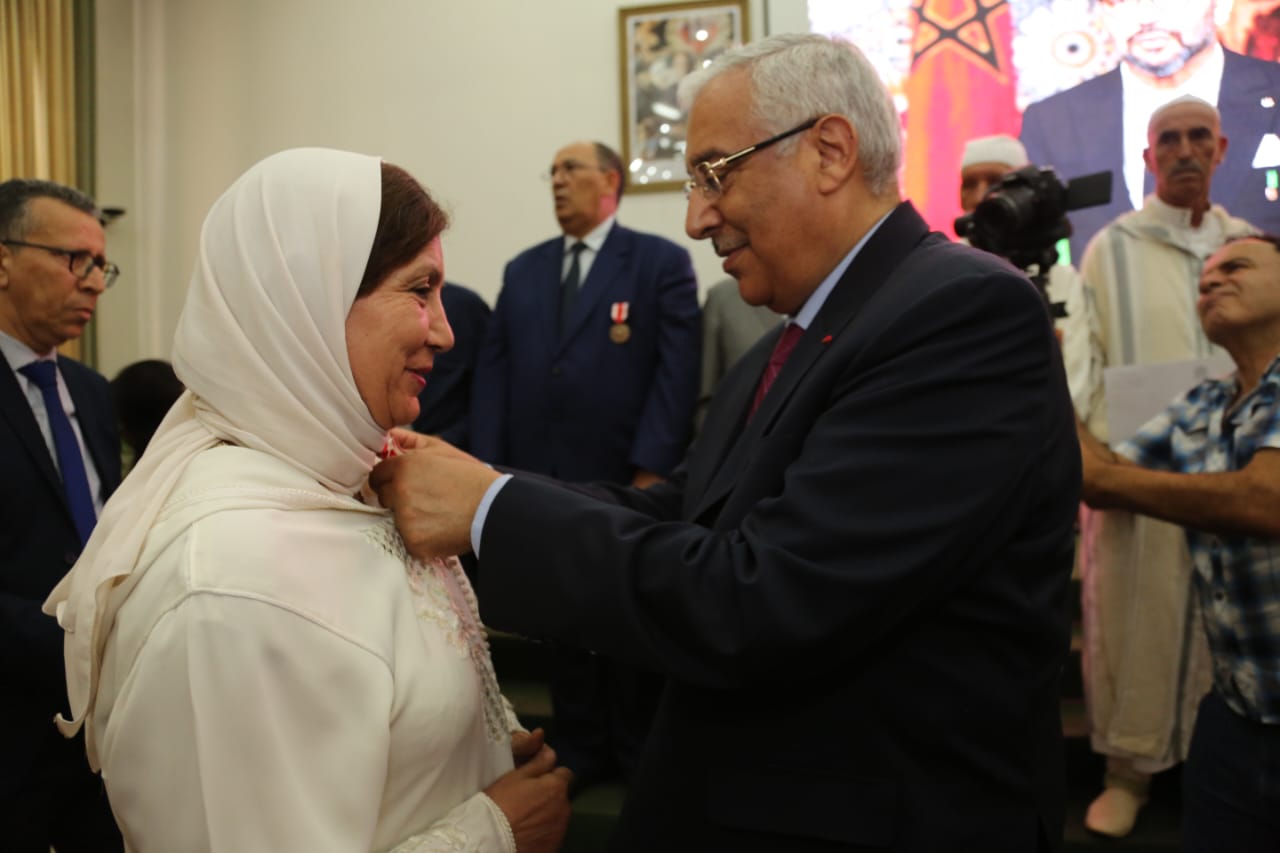 عامــل عمالة مكناس يوشـح صـدور المنعـم عليهـم بأوسمـة ملكيـة بمناسبـة عيـد العرش المجيـد