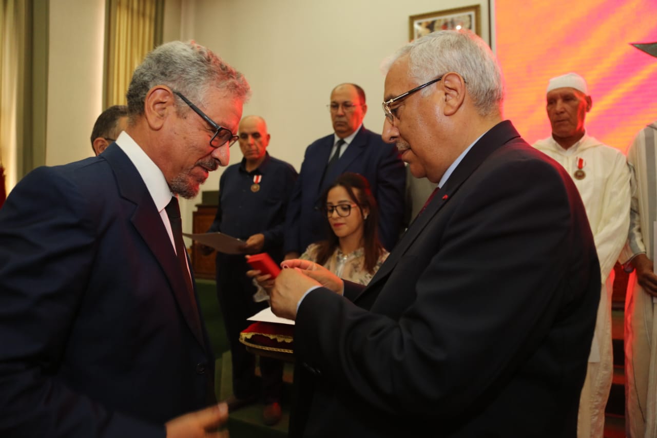عامــل عمالة مكناس يوشـح صـدور المنعـم عليهـم بأوسمـة ملكيـة بمناسبـة عيـد العرش المجيـد