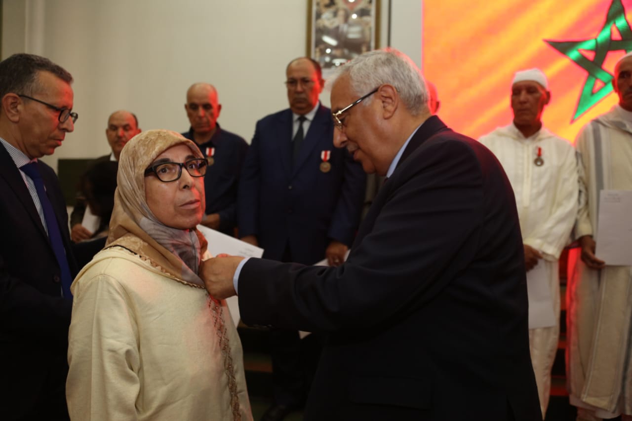 عامــل عمالة مكناس يوشـح صـدور المنعـم عليهـم بأوسمـة ملكيـة بمناسبـة عيـد العرش المجيـد