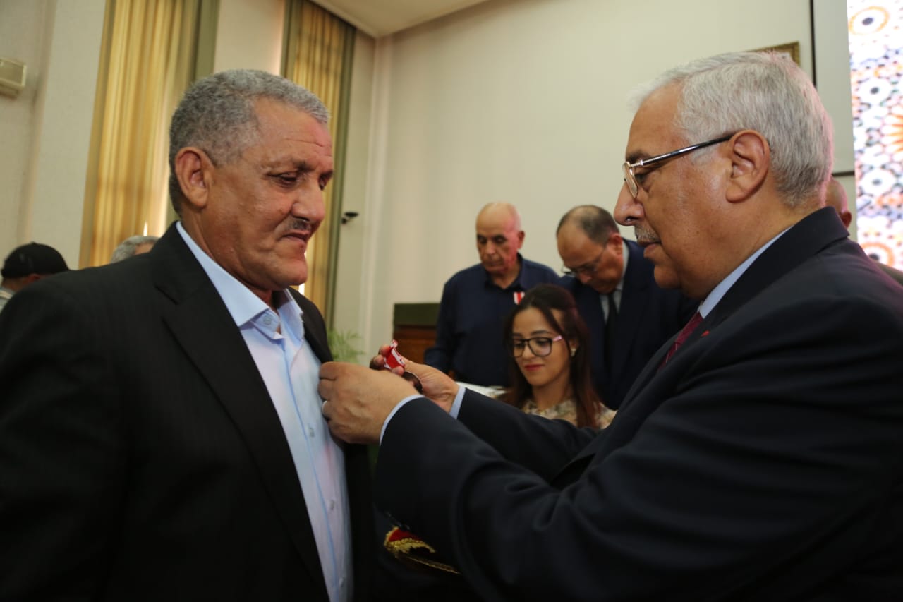 عامــل عمالة مكناس يوشـح صـدور المنعـم عليهـم بأوسمـة ملكيـة بمناسبـة عيـد العرش المجيـد