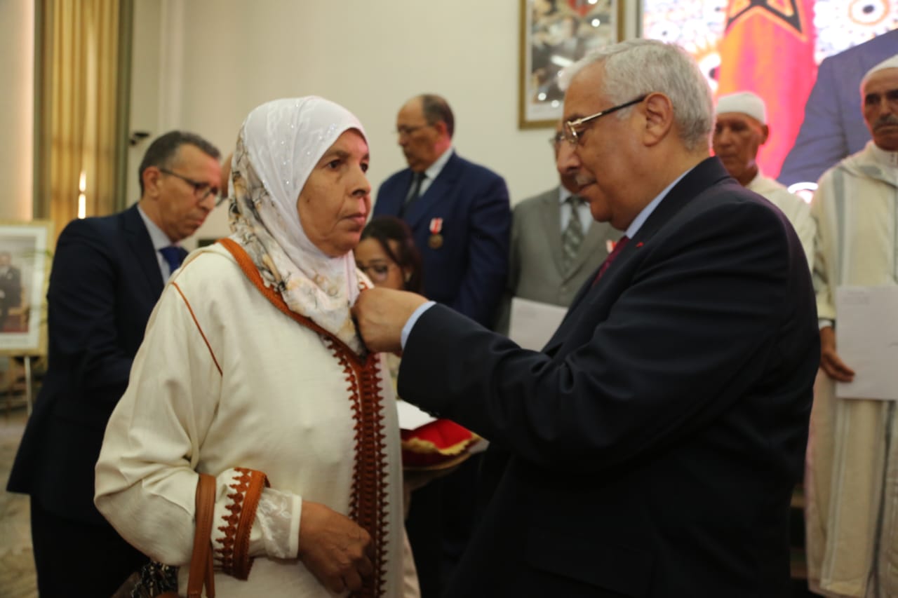 عامــل عمالة مكناس يوشـح صـدور المنعـم عليهـم بأوسمـة ملكيـة بمناسبـة عيـد العرش المجيـد