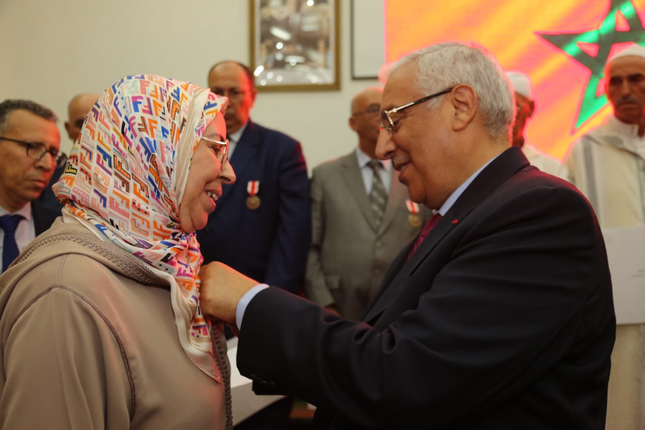 عامــل عمالة مكناس يوشـح صـدور المنعـم عليهـم بأوسمـة ملكيـة بمناسبـة عيـد العرش المجيـد