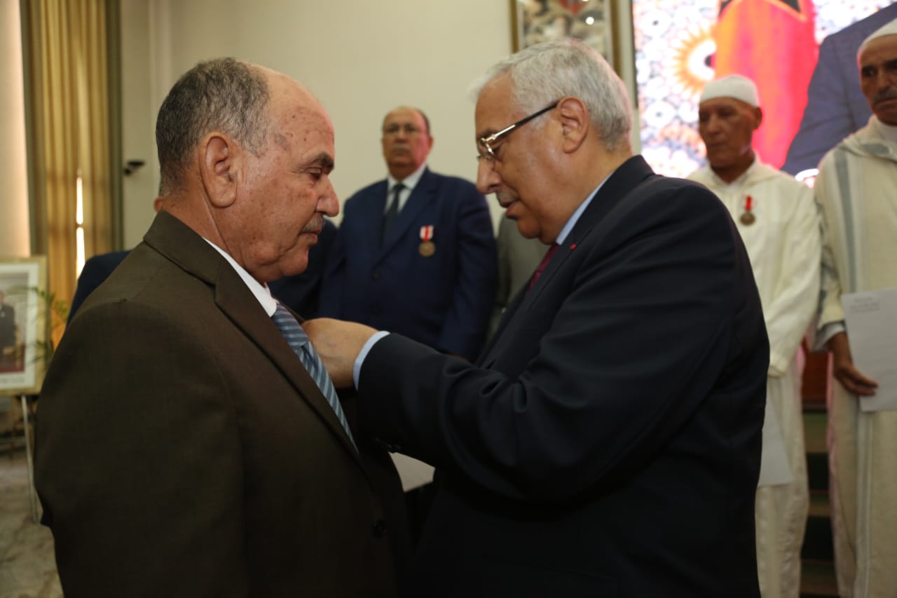 عامــل عمالة مكناس يوشـح صـدور المنعـم عليهـم بأوسمـة ملكيـة بمناسبـة عيـد العرش المجيـد