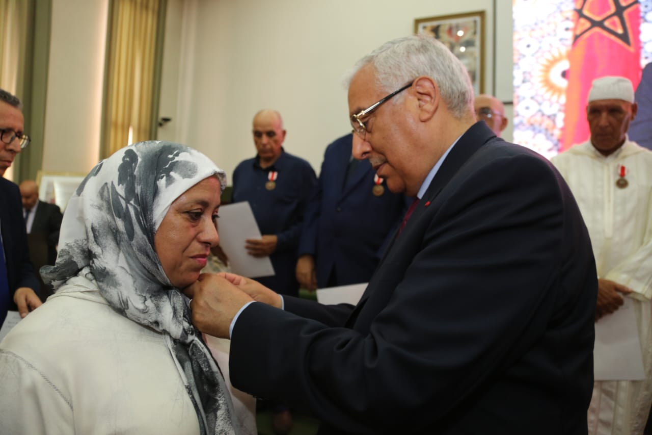 عامــل عمالة مكناس يوشـح صـدور المنعـم عليهـم بأوسمـة ملكيـة بمناسبـة عيـد العرش المجيـد