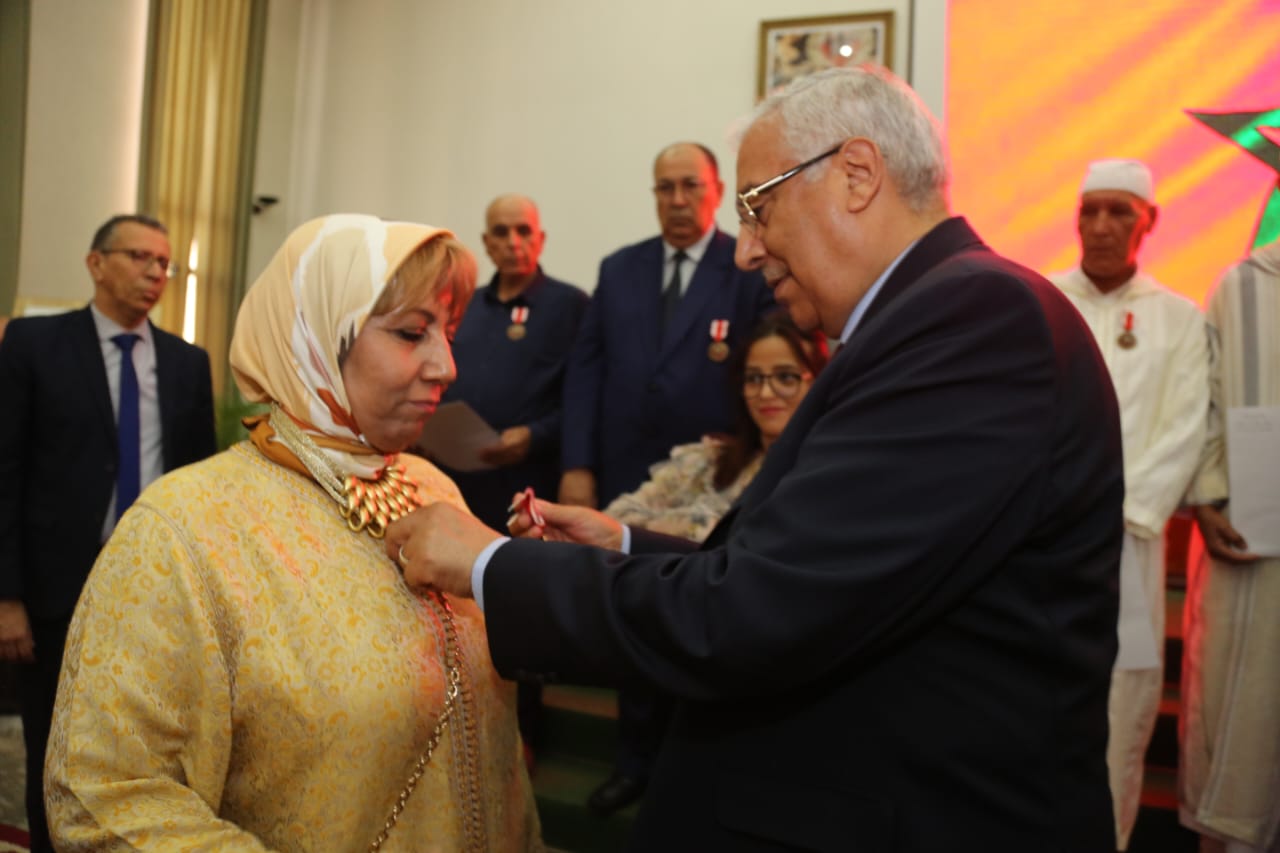 عامــل عمالة مكناس يوشـح صـدور المنعـم عليهـم بأوسمـة ملكيـة بمناسبـة عيـد العرش المجيـد