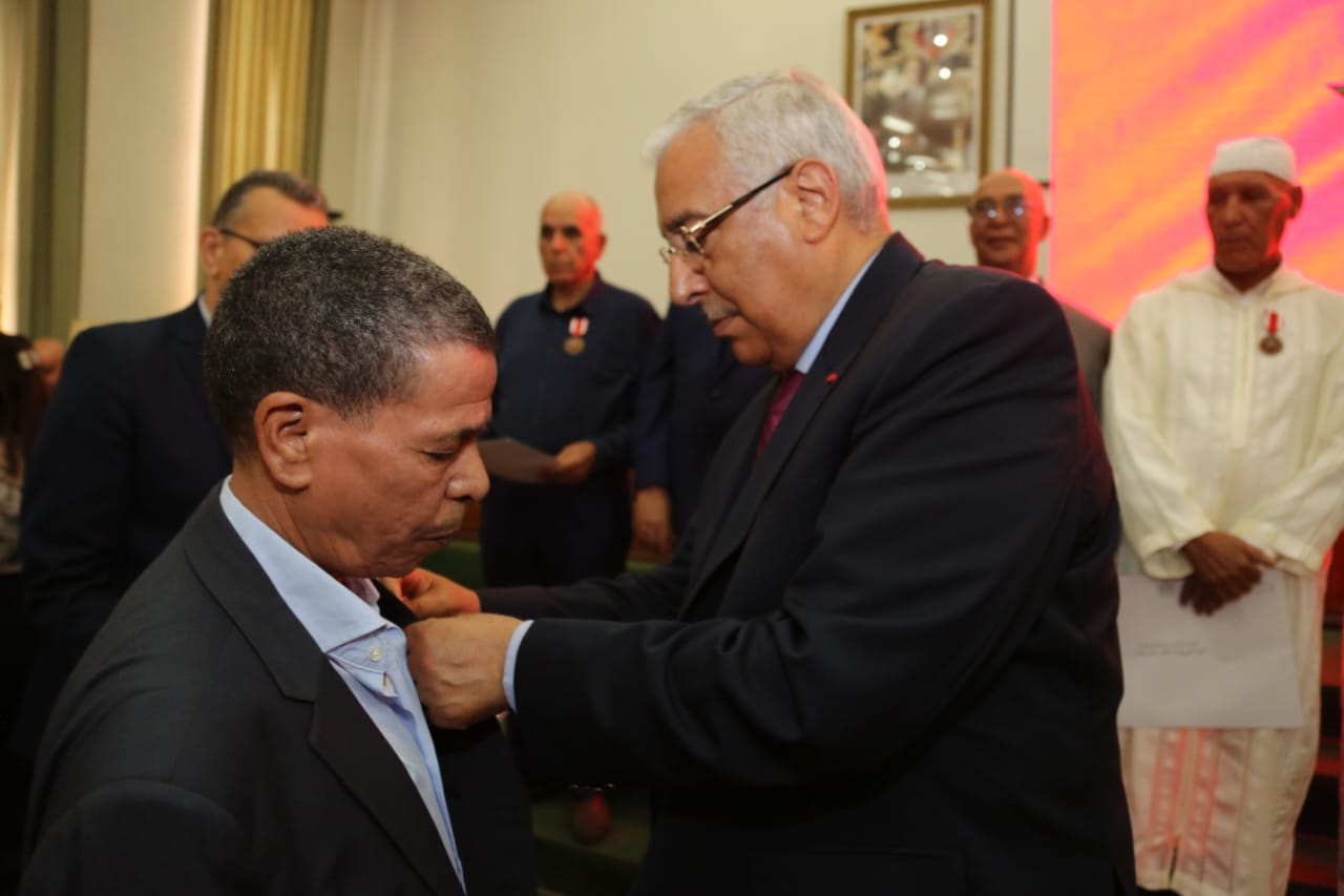 عامــل عمالة مكناس يوشـح صـدور المنعـم عليهـم بأوسمـة ملكيـة بمناسبـة عيـد العرش المجيـد