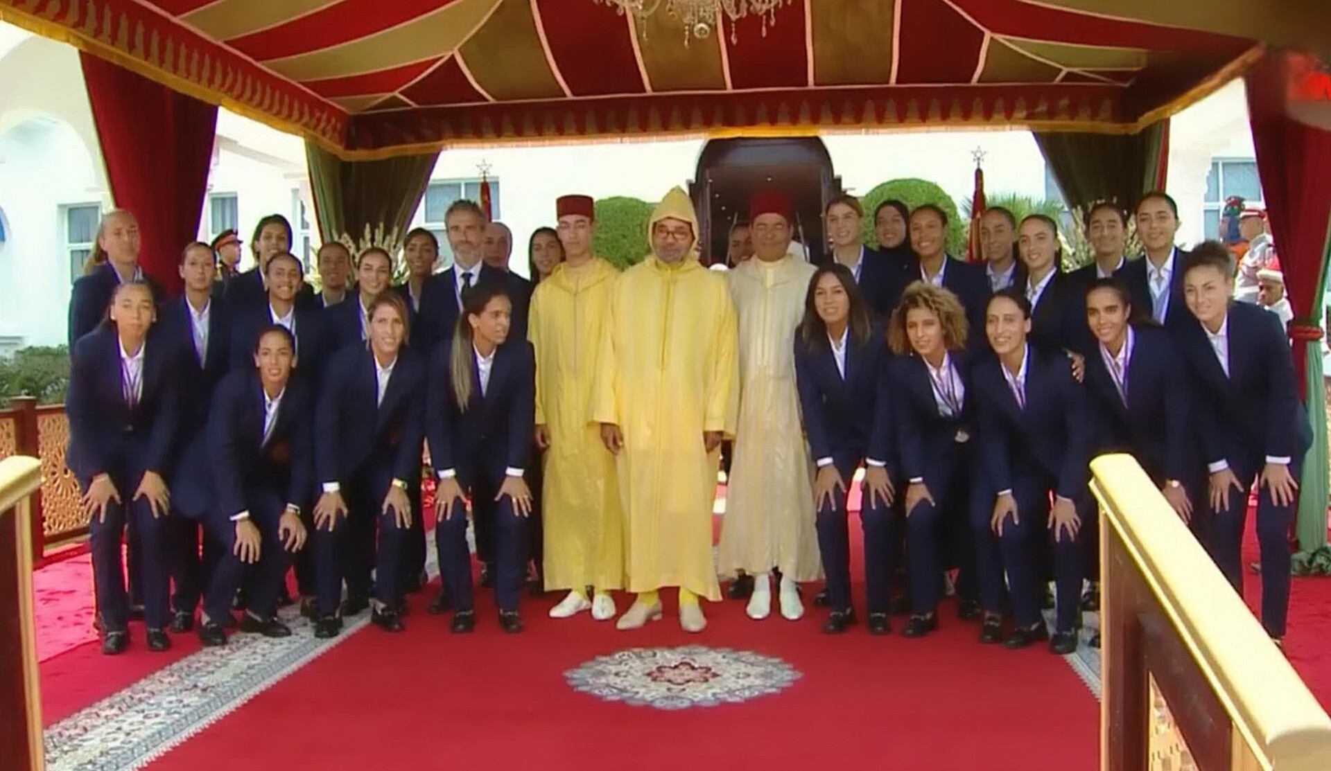 جلالة الملك يستقبل أعضاء المنتخب الوطني النسوي لكرة القدم