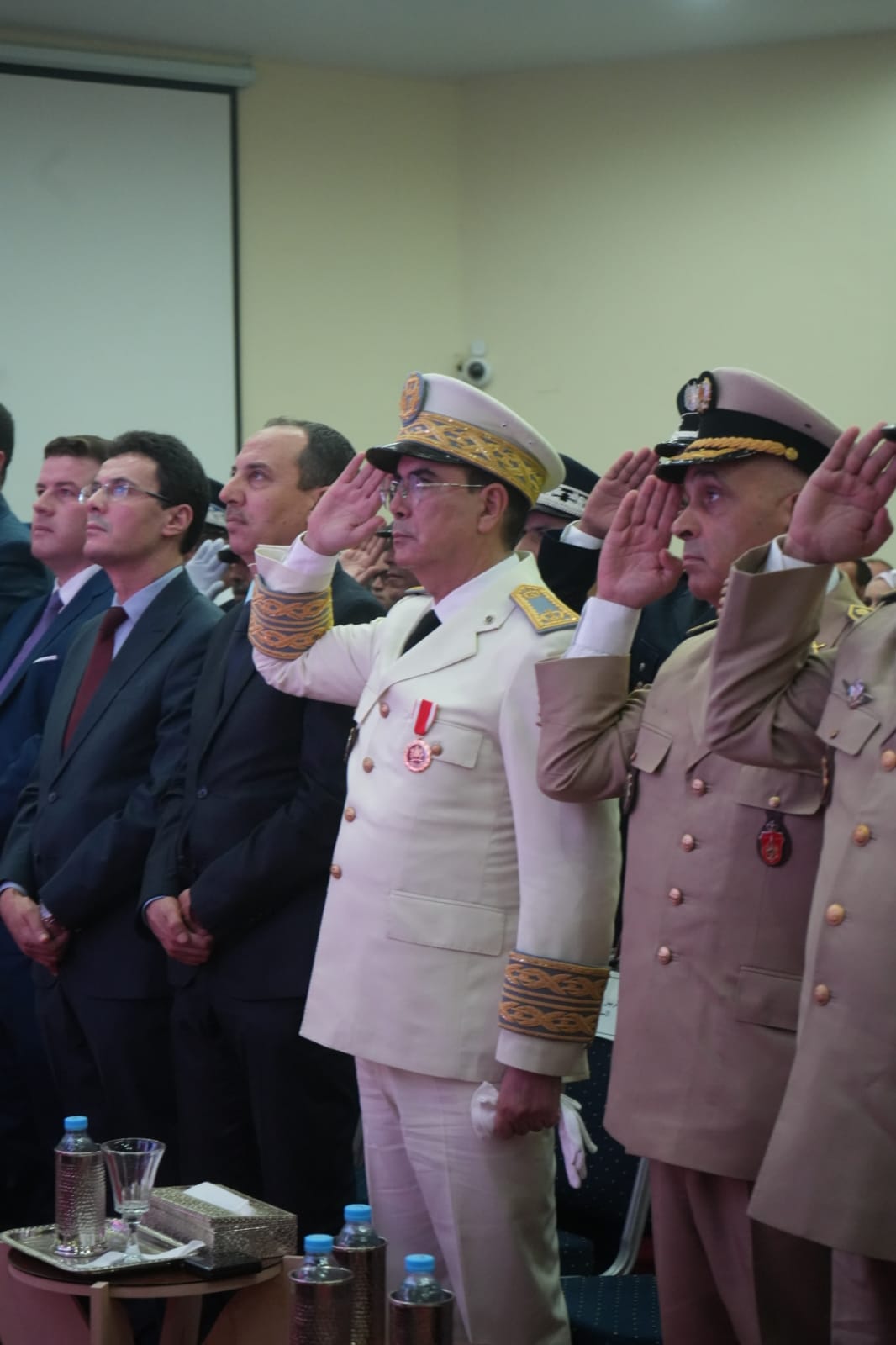 بمناسبة الذكرى الـ26 لاعتلاء جلالة الملك العرش.. عامل إقليم الحسيمة يترأس حفل الإنصات للخطاب الملكي ويُوشّح أحد المنعم عليهم