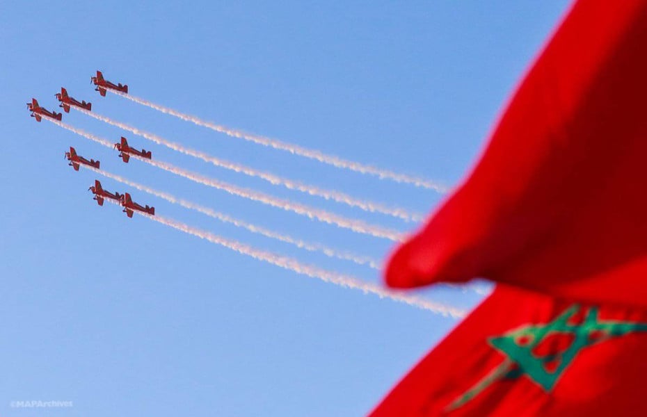 عيد العرش .. فرقة “المسيرة الخضراء” للطيران الاستعراضي تزين سماء شاطئ المضيق بلوحات فنية فريدة وبديعة