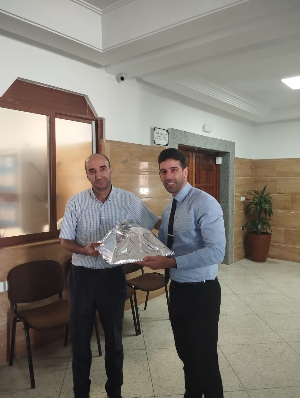 المحكمة الابتدائية بالحسيمة تكرم السيد خالد المنصوري بمناسبة انتقاله إلى محكمة الاستئناف المحكمة الابتدائية بالحسيمة تكرم السيد خالد المنصوري بمناسبة انتقاله إلى محكمة الاستئناف