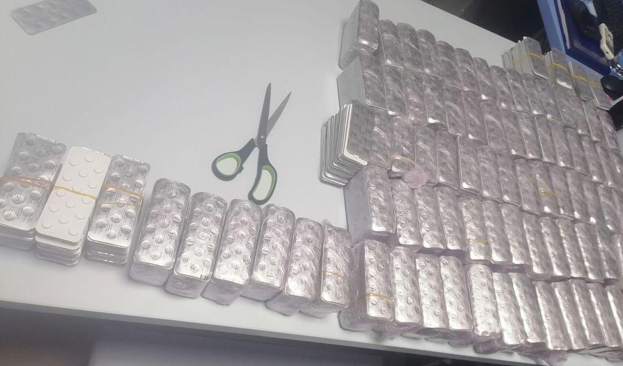 إجهاض عملية تهريب 54 ألف قرص مخدر إلى داخل التراب الوطني مع توقيف شخص يشتبه في تورطه في قضية تتعلق بالتهريب الدولي للمخدرات والمؤثرات العقلية.