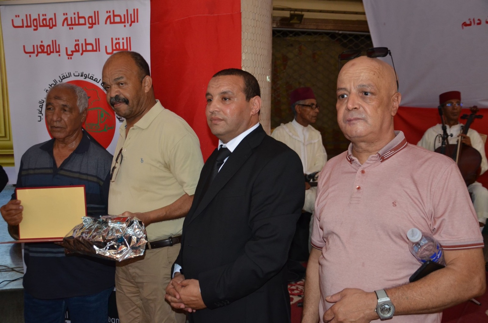 مهنيوا نقل المسافرين بمكناس يحتفلون بذكرى عيد العرش ويكرمون وجوها مهنية وإدارية مهنيوا نقل المسافرين بمكناس يحتفلون بذكرى عيد العرش ويكرمون وجوها مهنية وإدارية