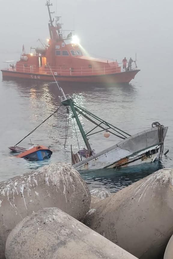 غرق مركب صيد بميناء الحسيمة ونجاة الطاقم بفضل التدخل السريع