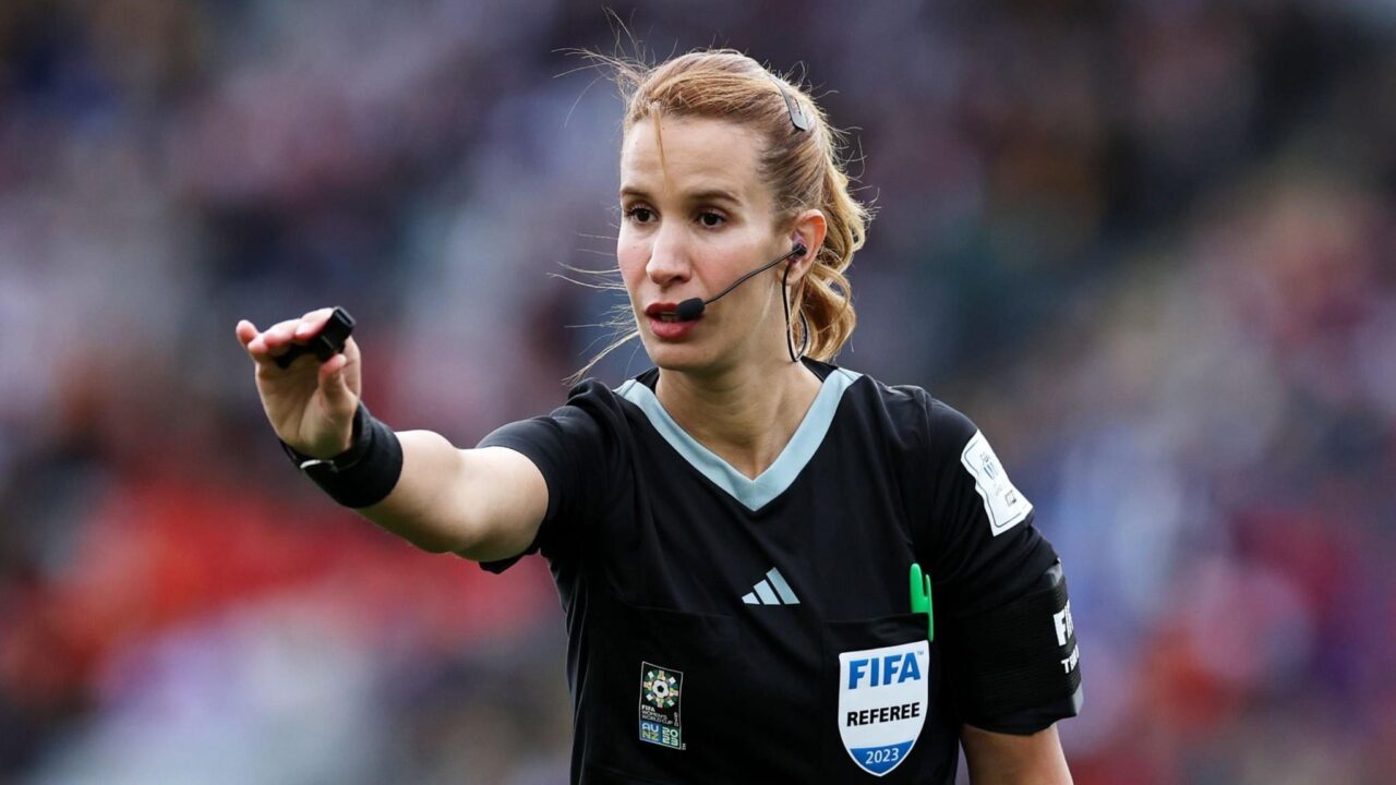 الاتحاد الدولي لكرة القدم يعين طاقما تحكيميا مغربيا لمباراة كوت ديفوار وبوروندي